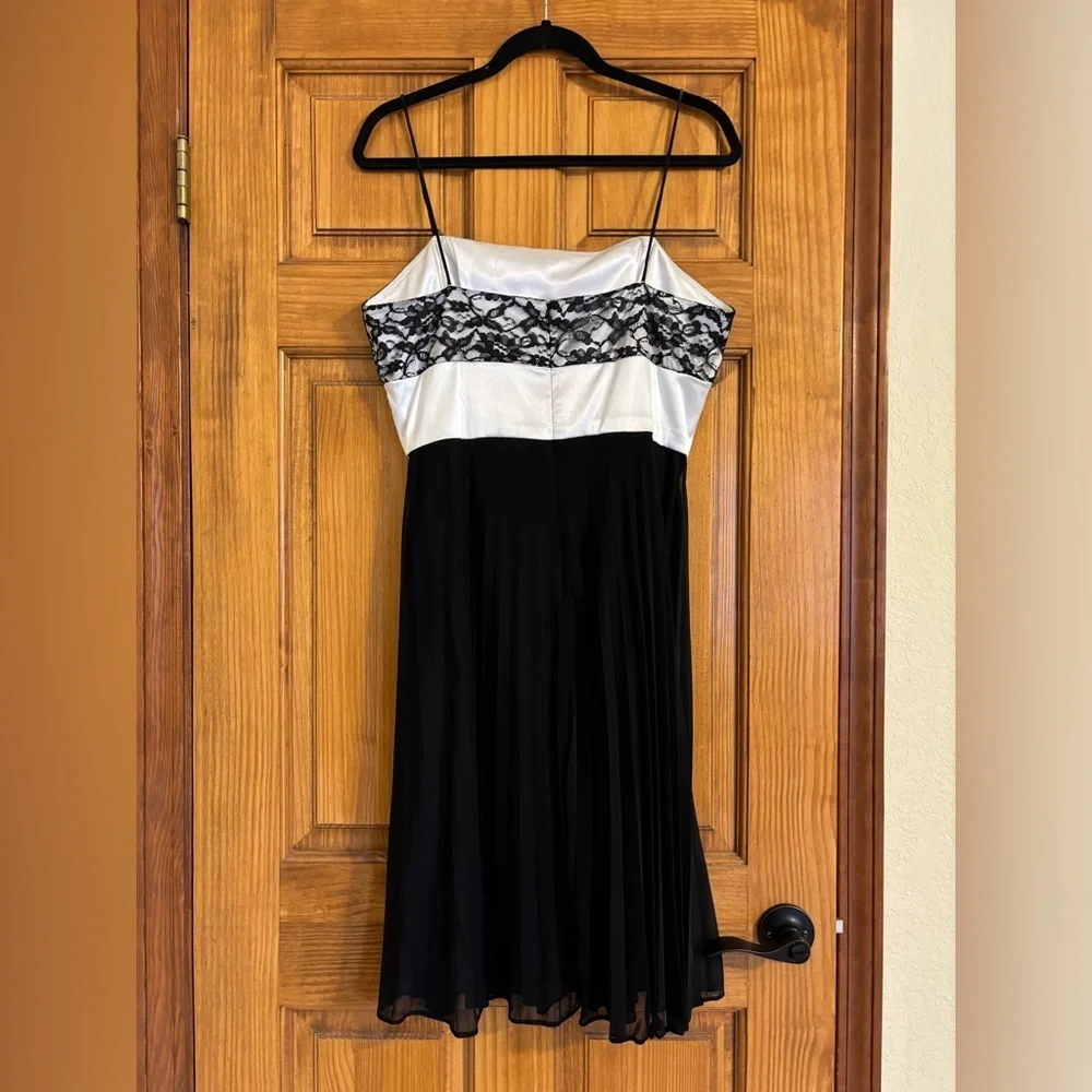 Alex Lace and Satin Evening Dress - Picture 4 of 5